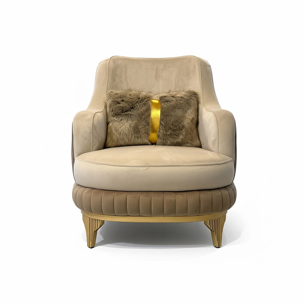 كرسيان فرديان بإطلالة عصرية تضيف توازناً للمكان